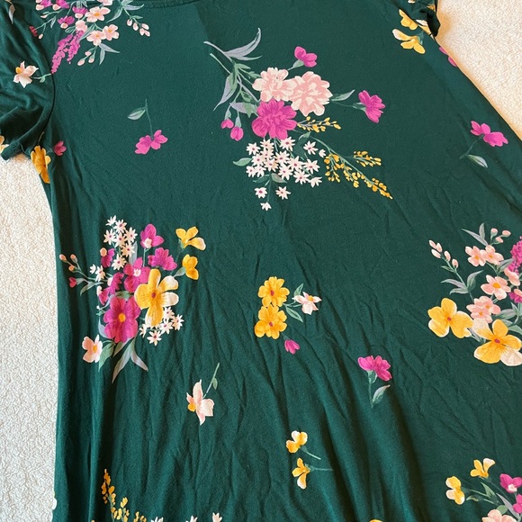 Old Navy green floral dress, women’s size medium. Stretchy swing dress - Picture 2 of 3